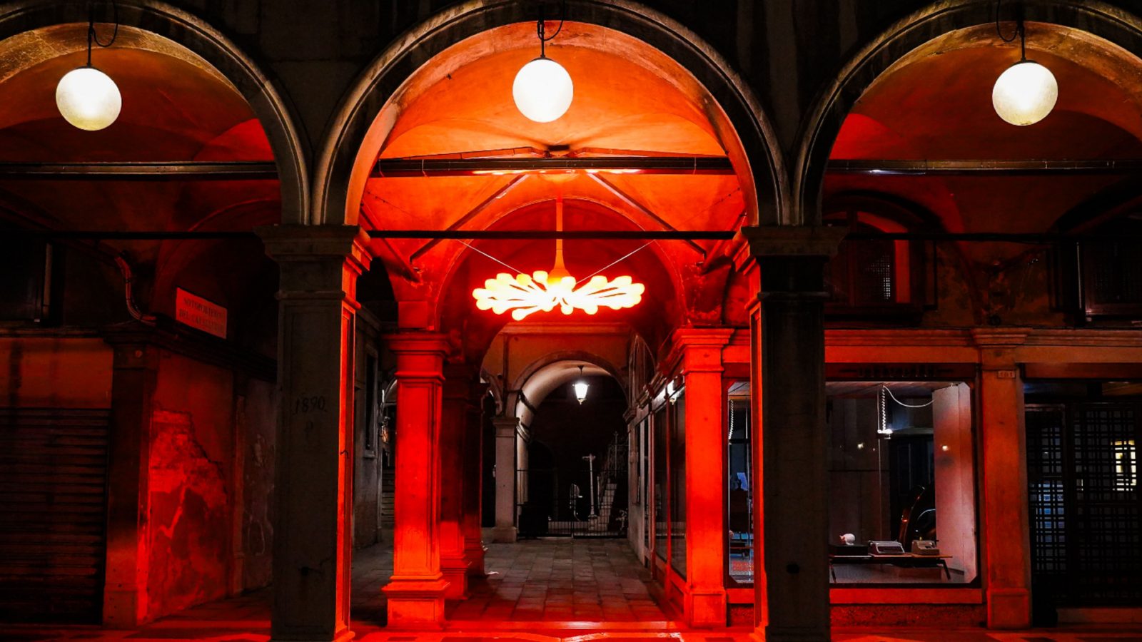 Norman Foster designs a chandelier for Venice Glass Week's Murano showcase